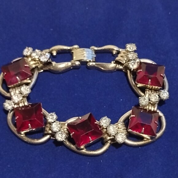 🎬Vintage Red Glass Square Cut Gold Tone Link Bracelet - Picture 3 of 13